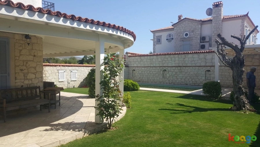 İZMİR ÇEŞME ALAÇATI’DA ÖZEL HAVUZLU HAFTALIK KİRALIK LÜKS TATİL VİLLASI