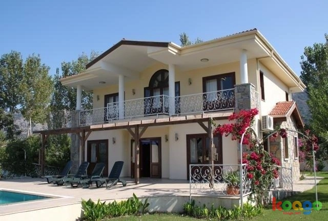 İZMİR ÇEŞME DE KİRALIK HAVUZLU LÜKS VİLLA