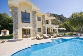İzmir Çeşme'de Ailelere Uygun Ultra Lüks Kiralık Havuzlu Villa
