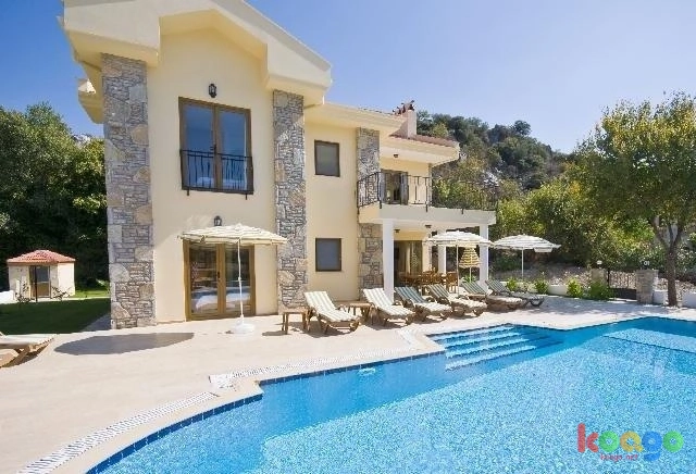 İzmir Çeşme'de Ailelere Uygun Ultra Lüks Kiralık Havuzlu Villa