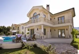 İzmir Çeşme'de Haftalık Kiralık Özel Havuzlu Lüks Villa